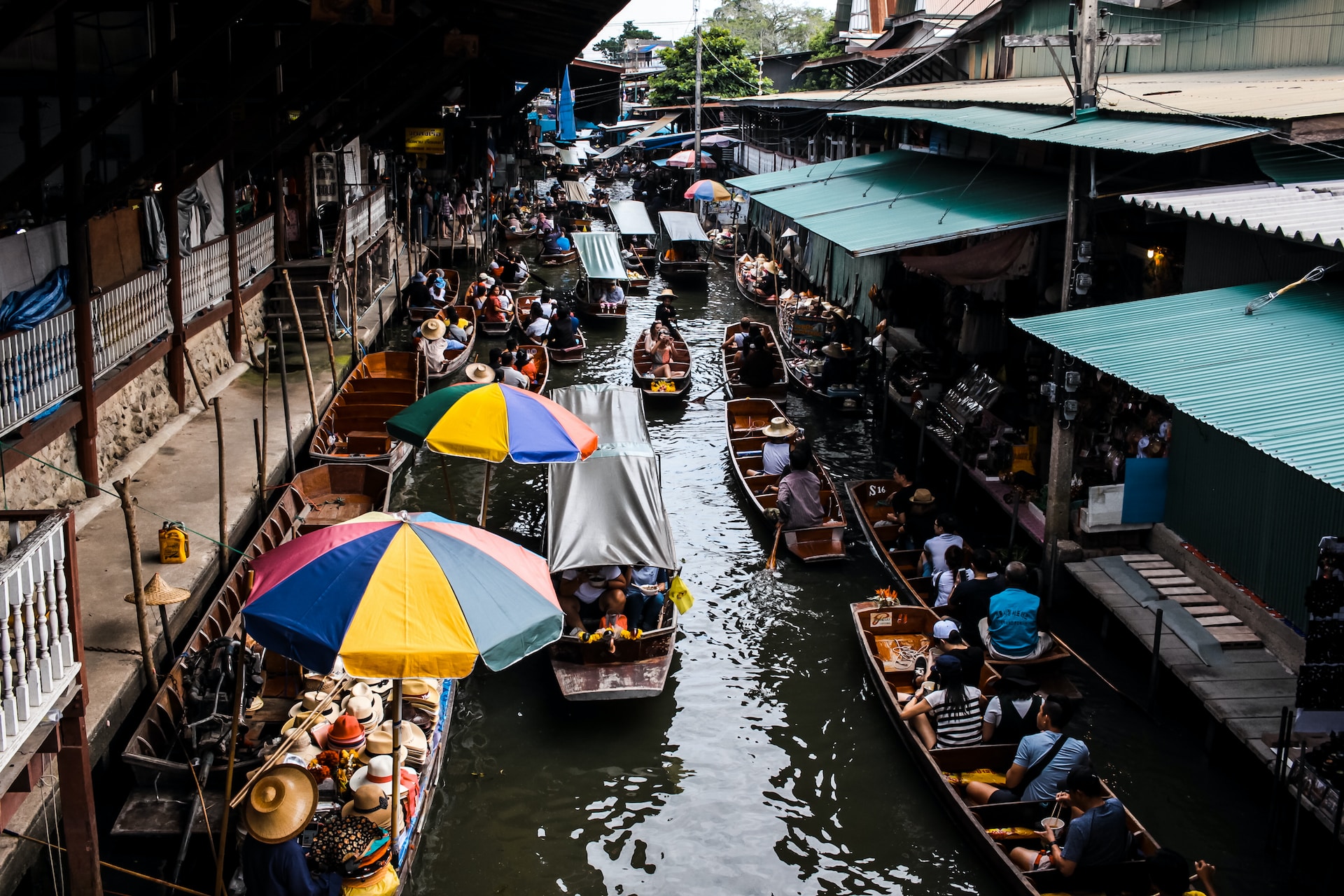 Image of Bangkok floating marketto convey the best Bangkok travel guide