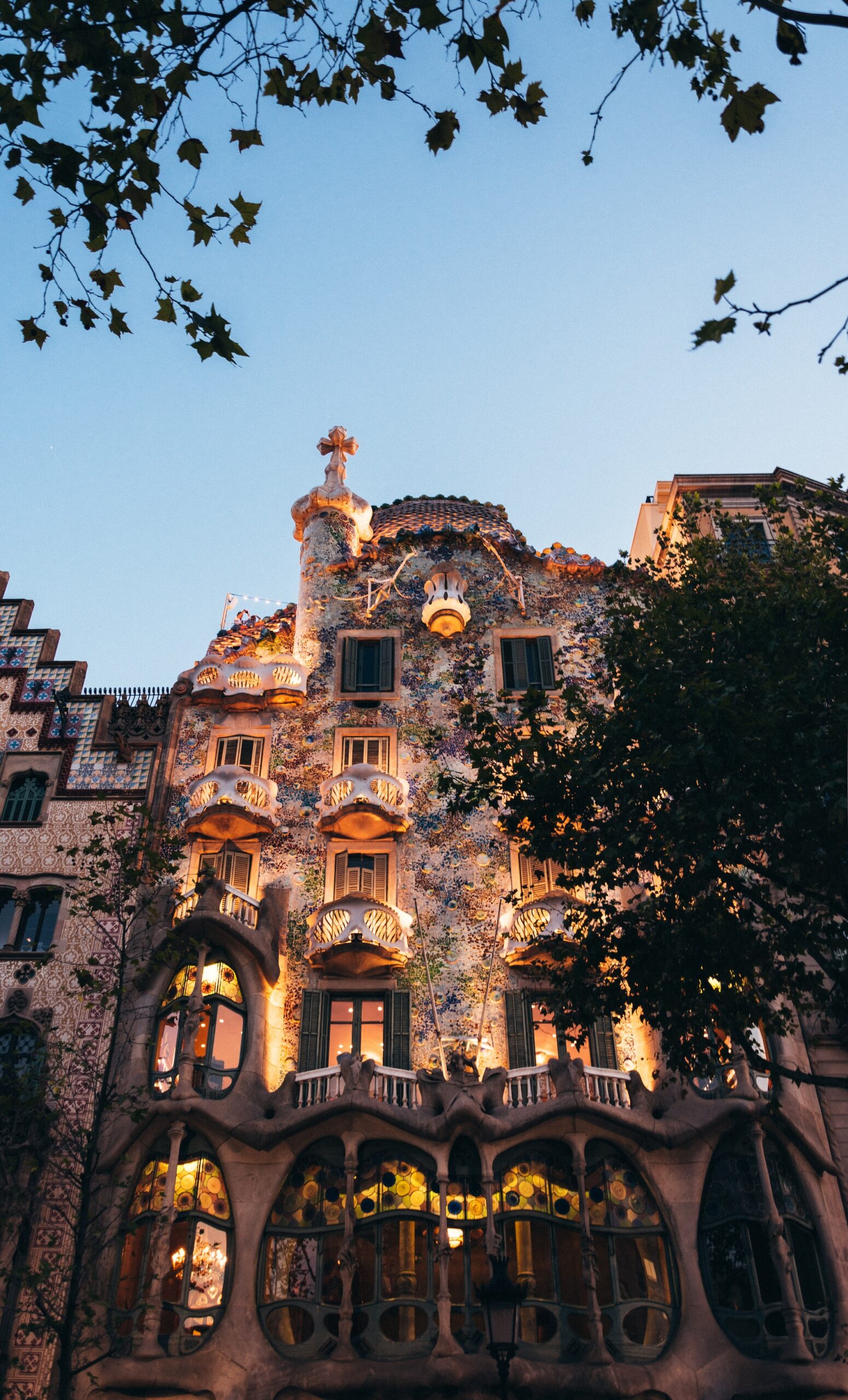 Image of building in Barcelona to convey the best Barcelona Travel Guide - Odyssey App